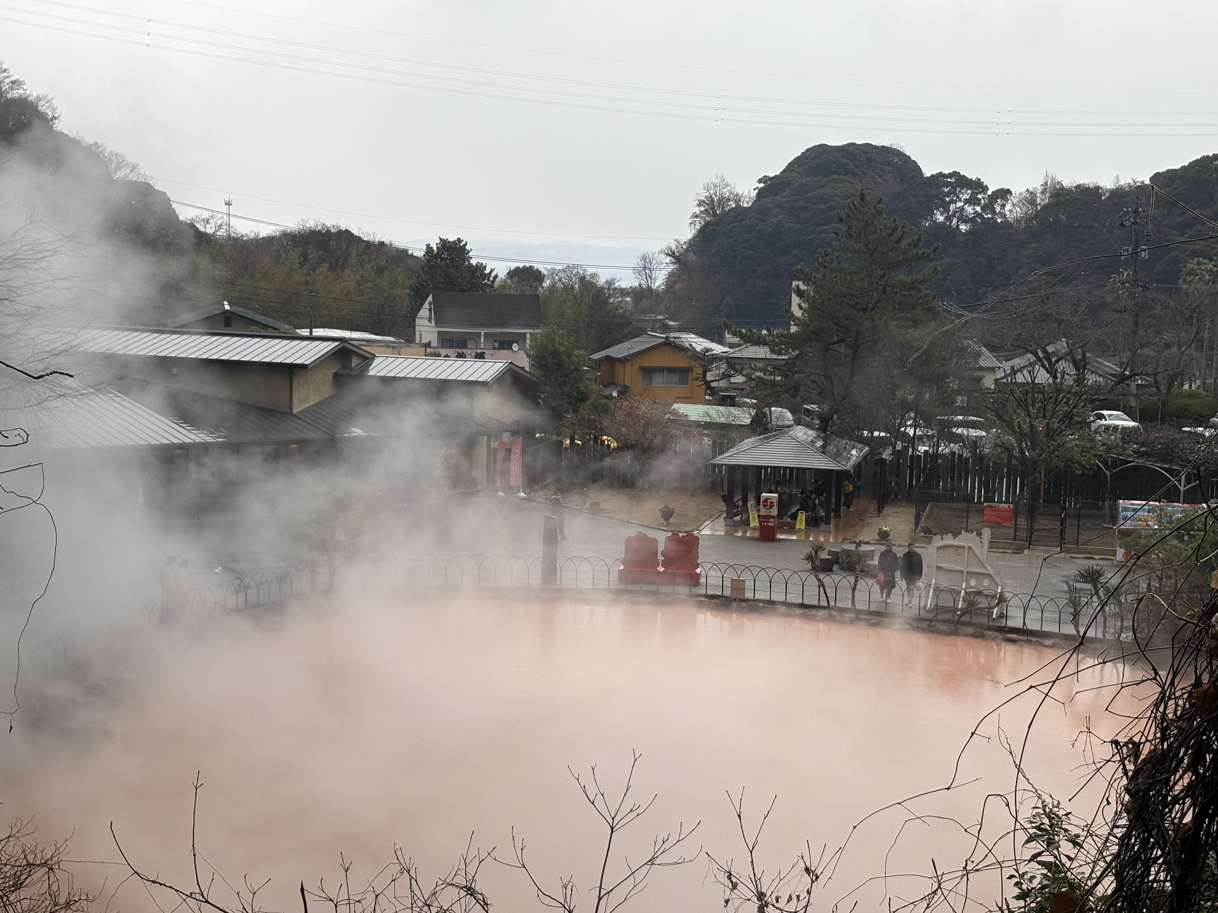 高い場所から見渡した血の池地獄