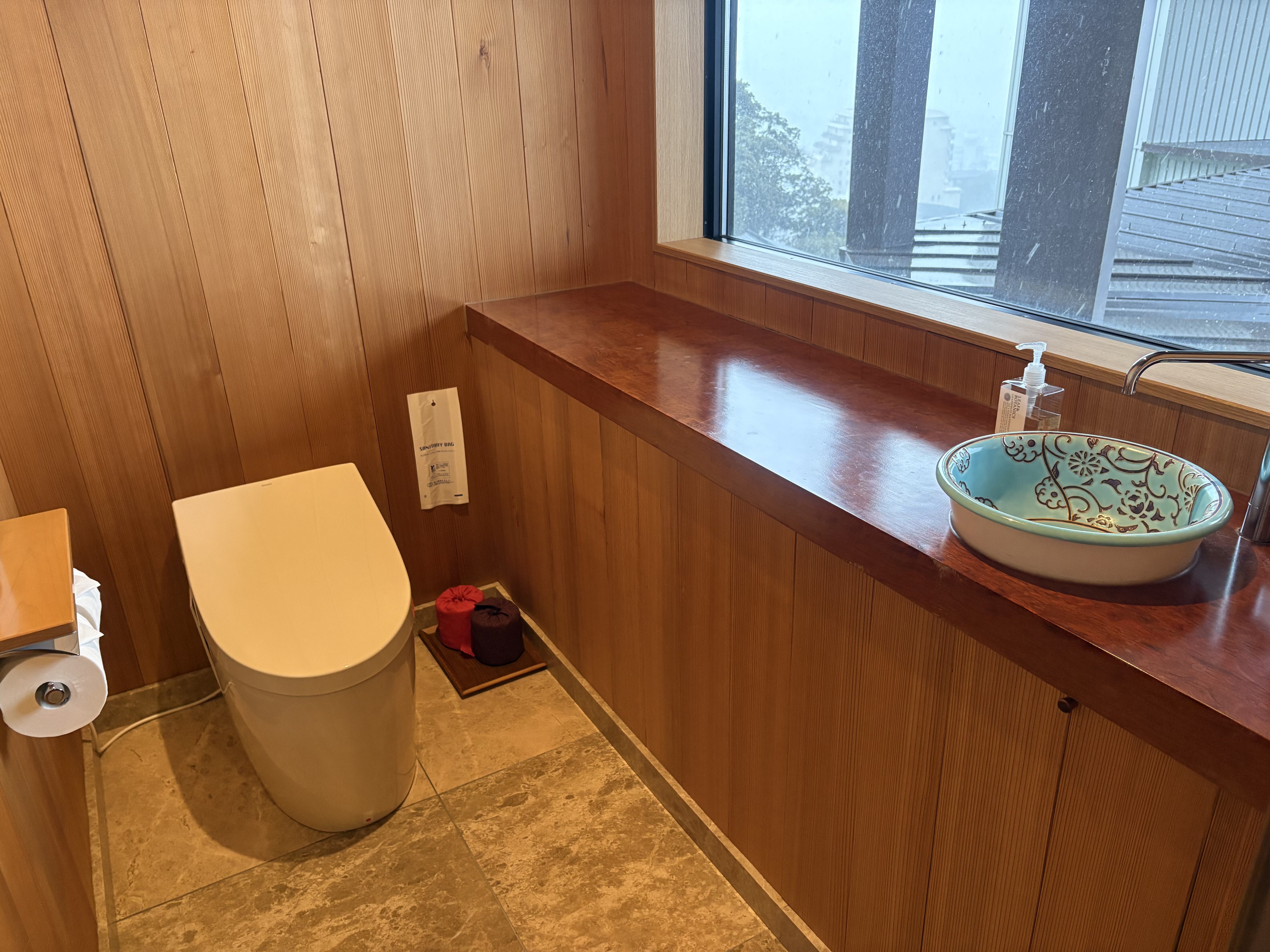 神和苑の特別室「瞬」のトイレと手洗い