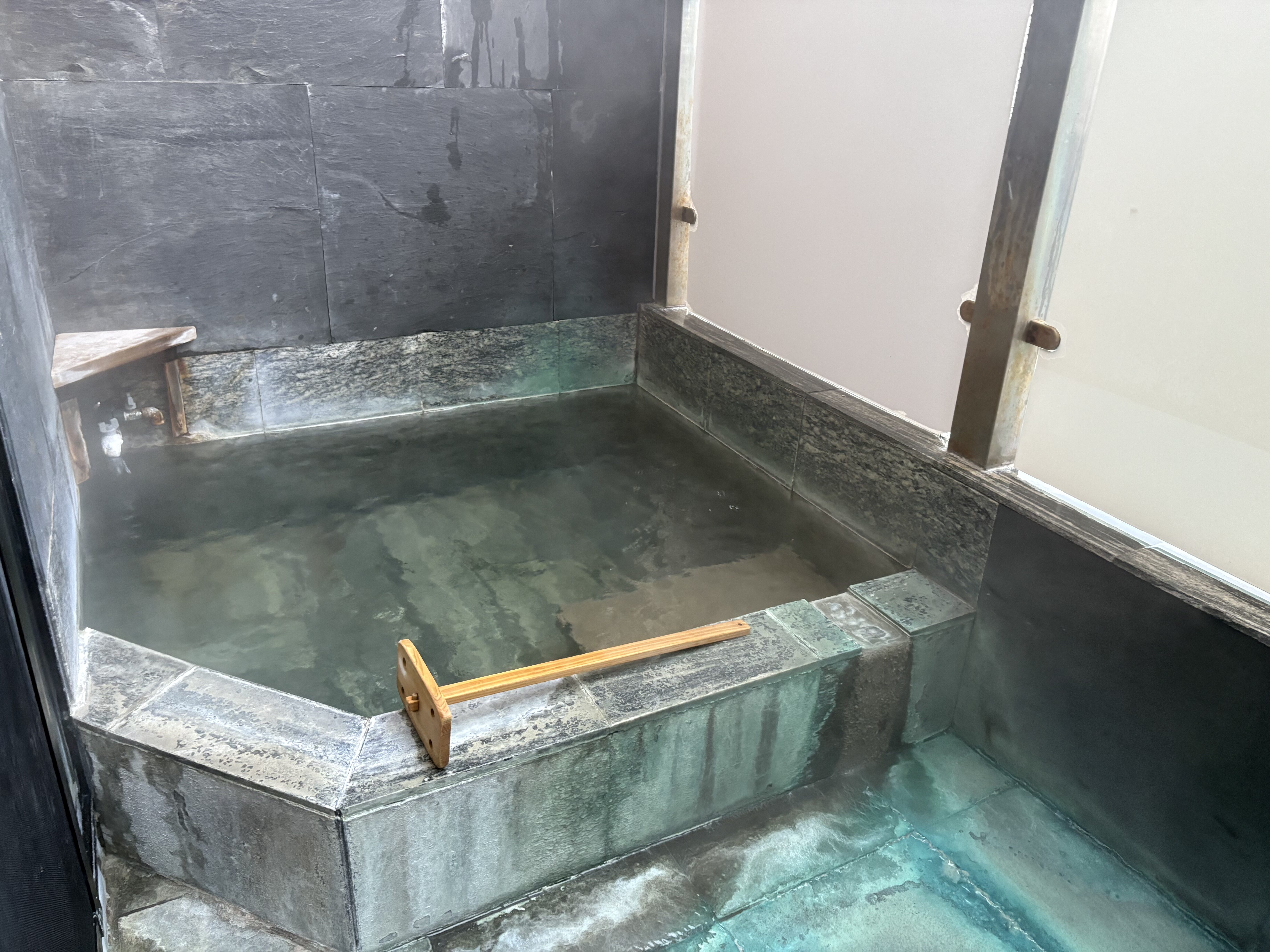 神和苑の特別室「瞬」の湯船