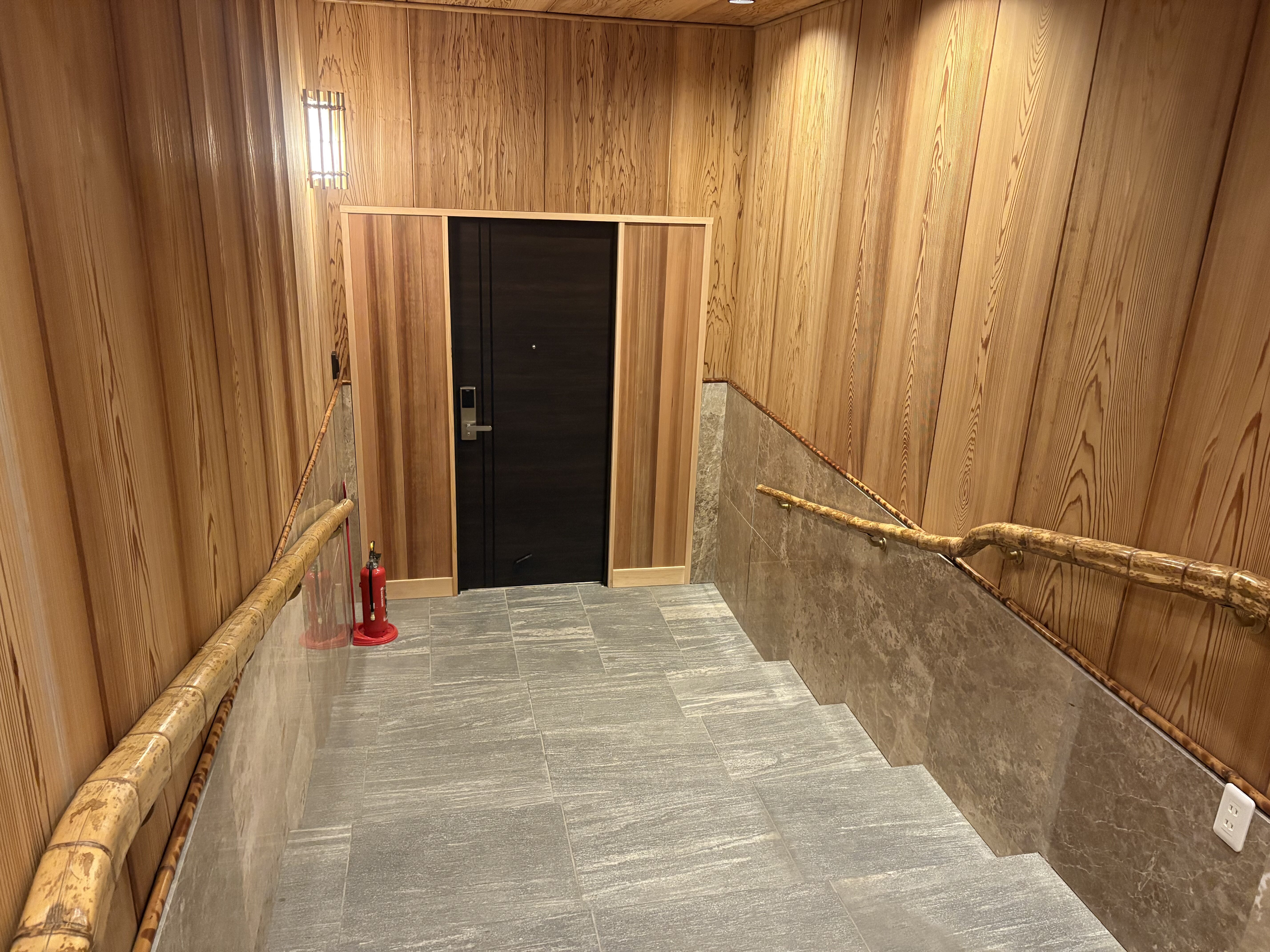 神和苑の館内の階段