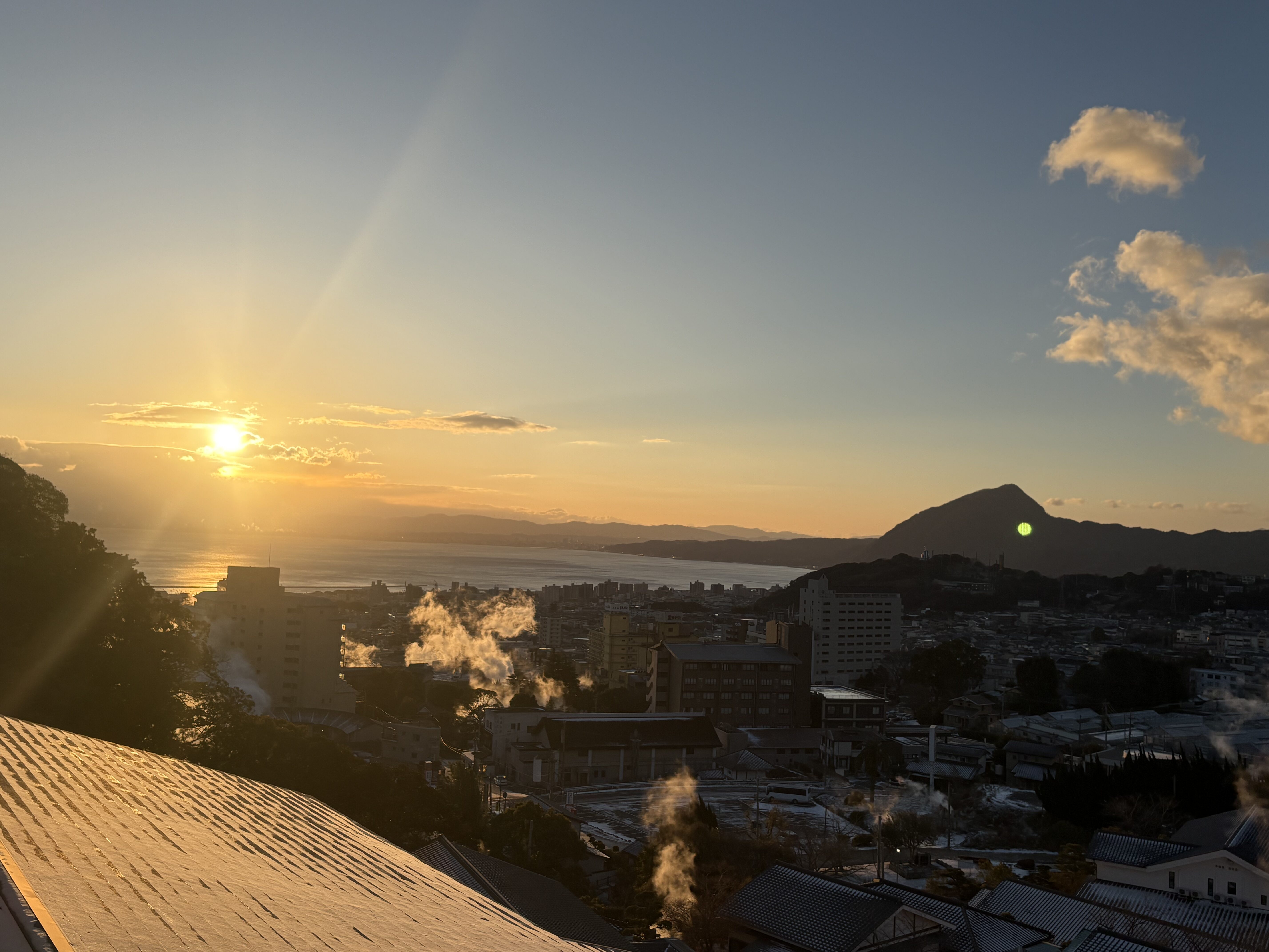 神和苑から見た別府の朝日