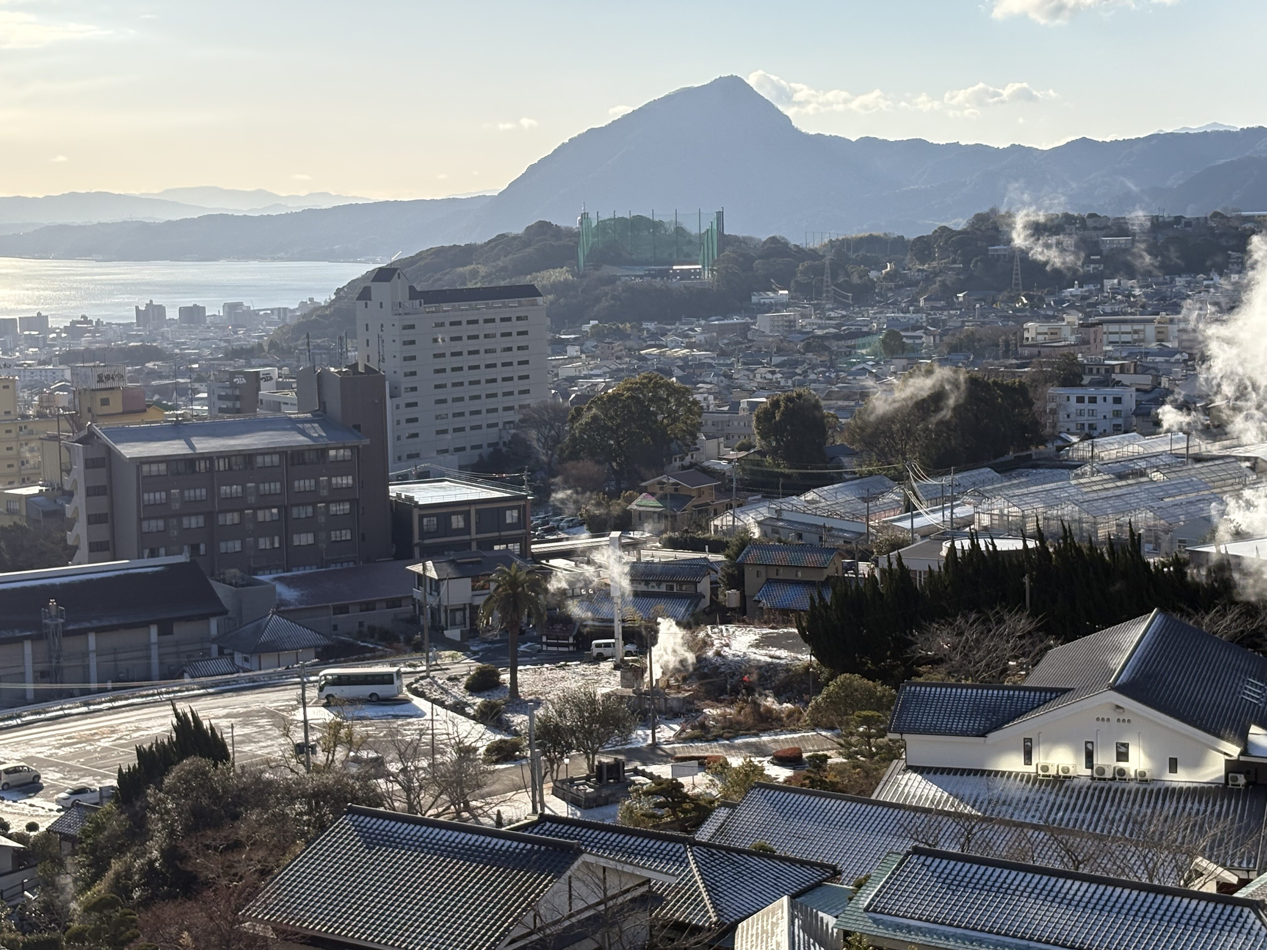 朝日に照らされた鉄輪温泉の街並み