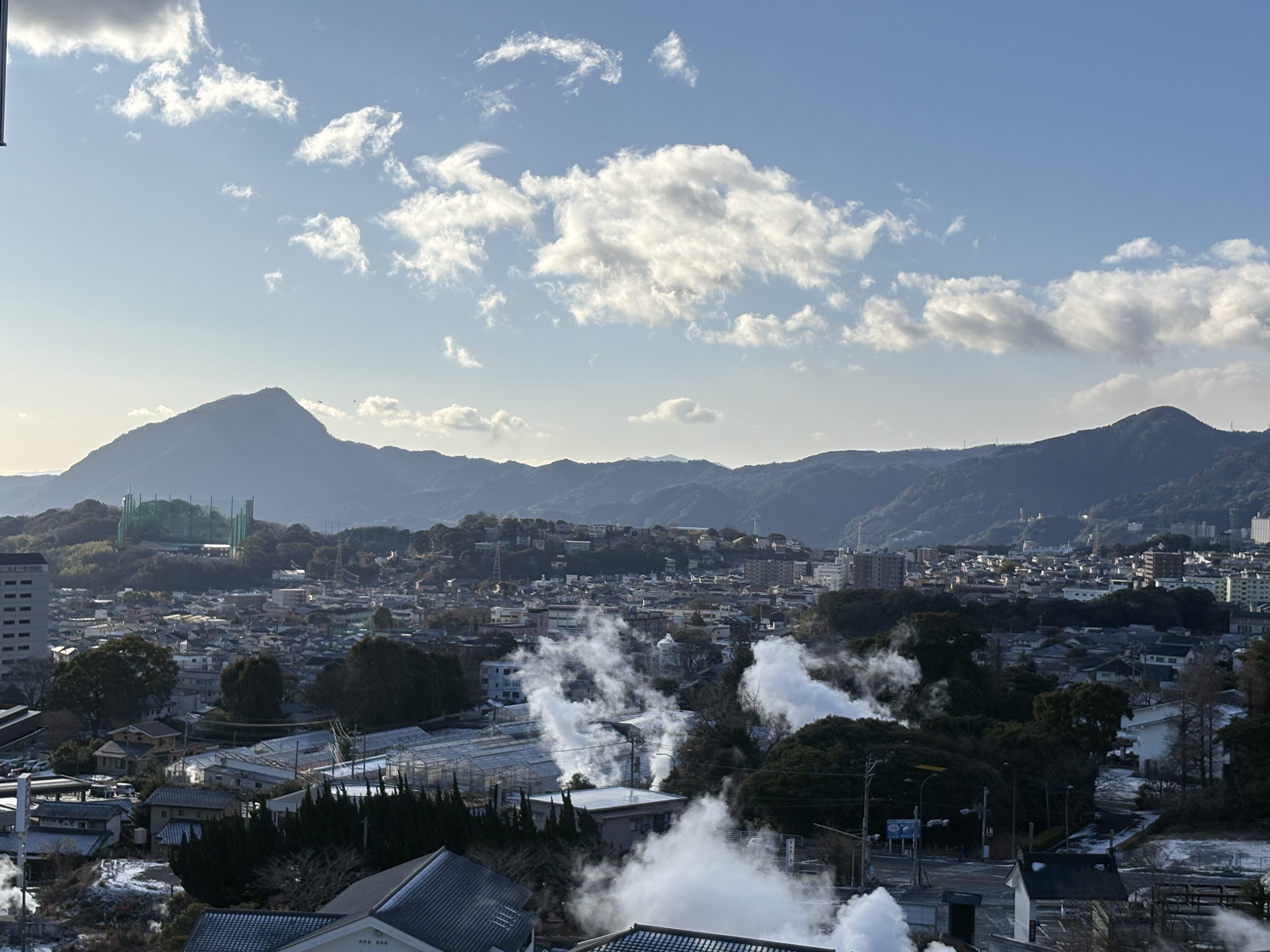 鉄輪温泉の街から立ち上る朝の湯けむり