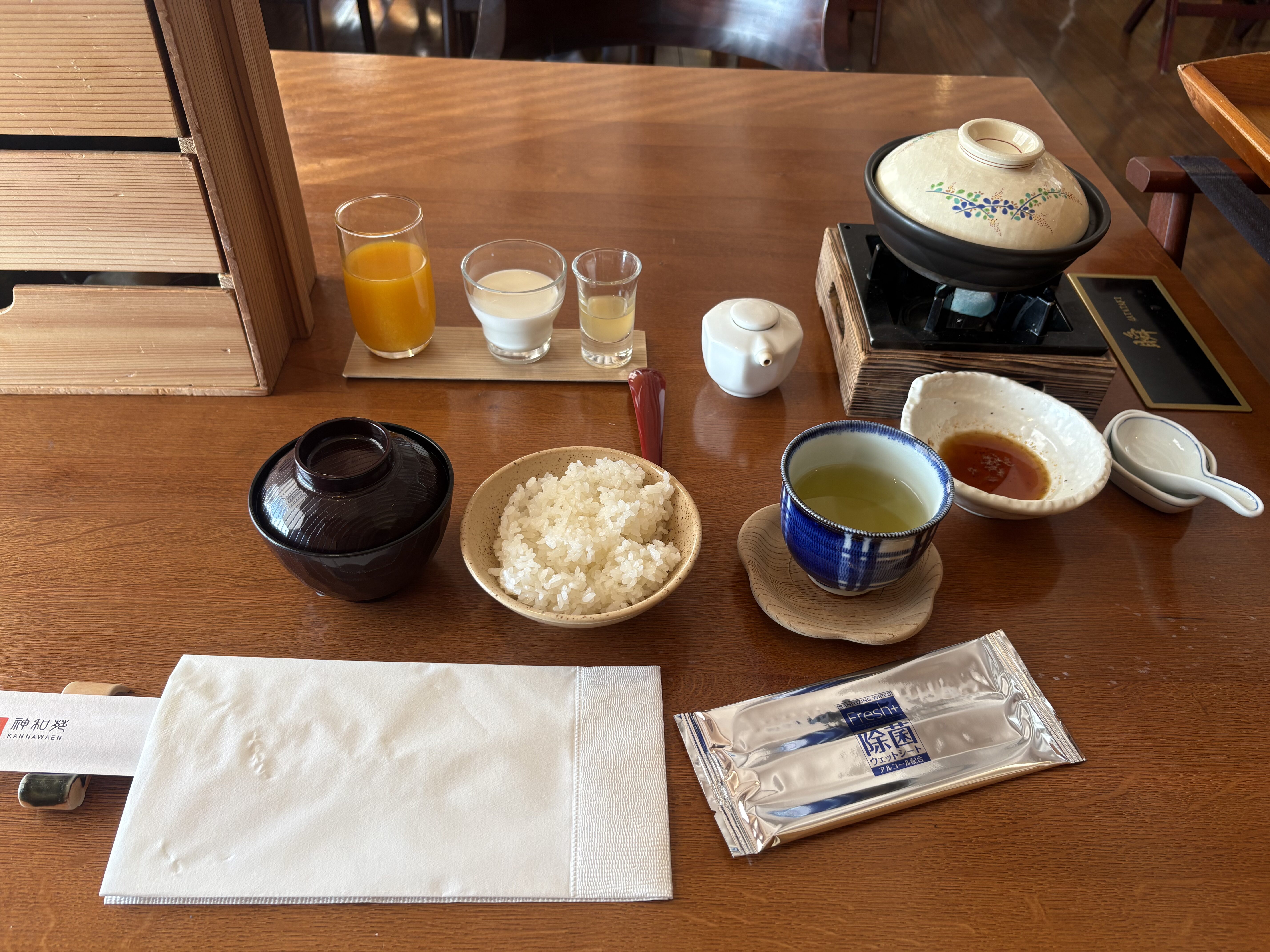 神和苑の朝食のテーブル