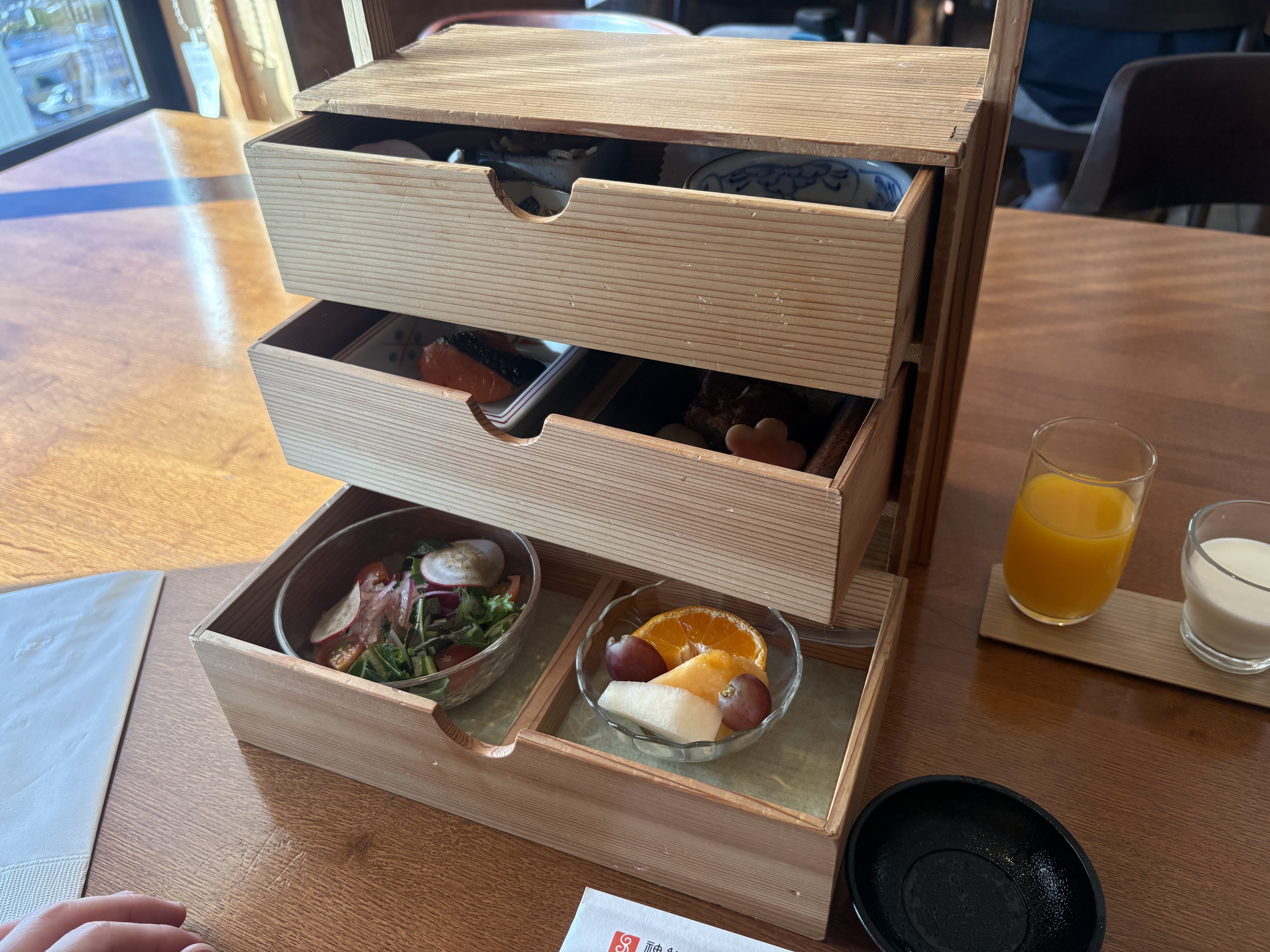 神和苑の木箱に盛られた朝食