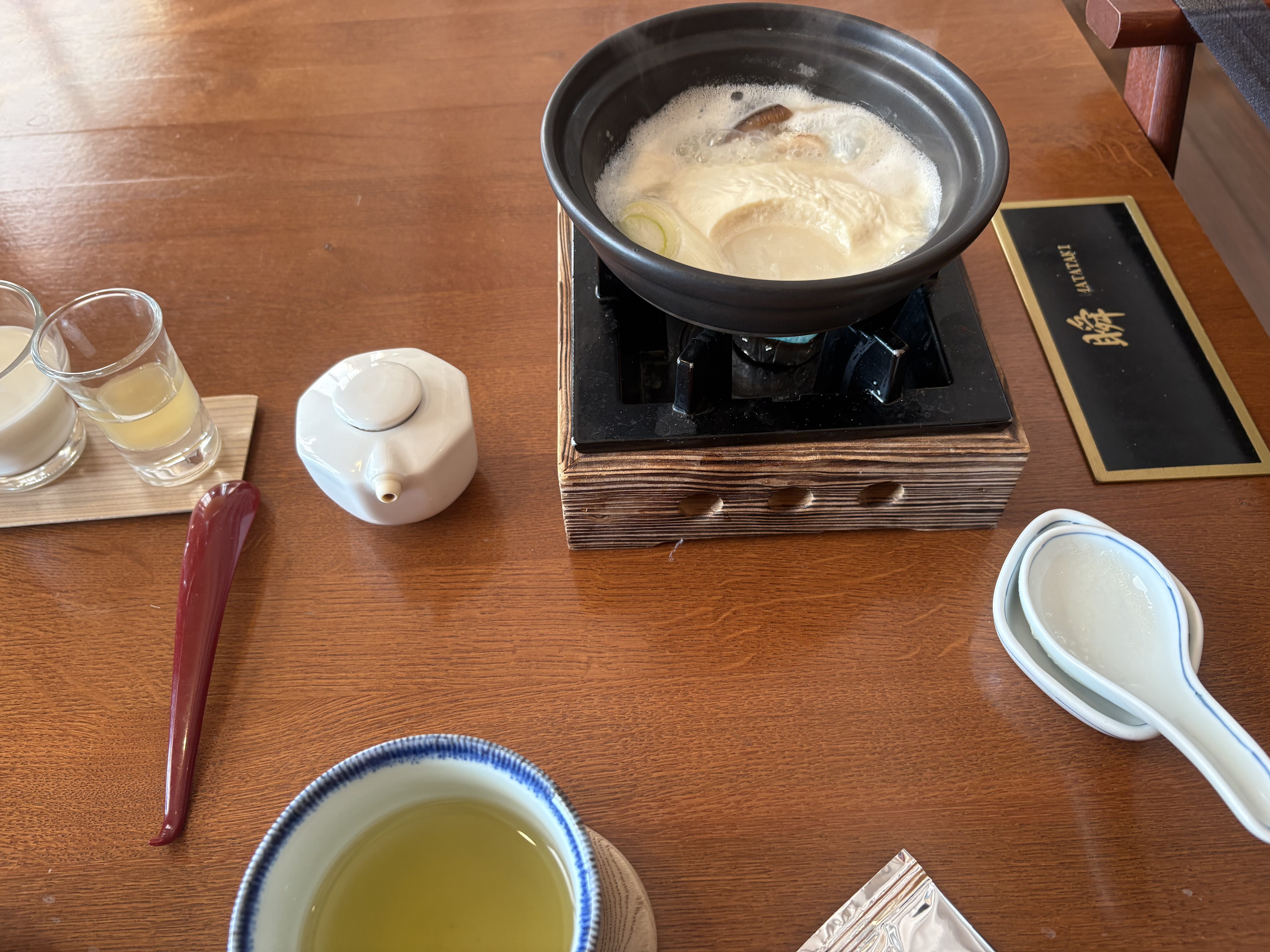 神和苑の朝食の温かい鍋料理