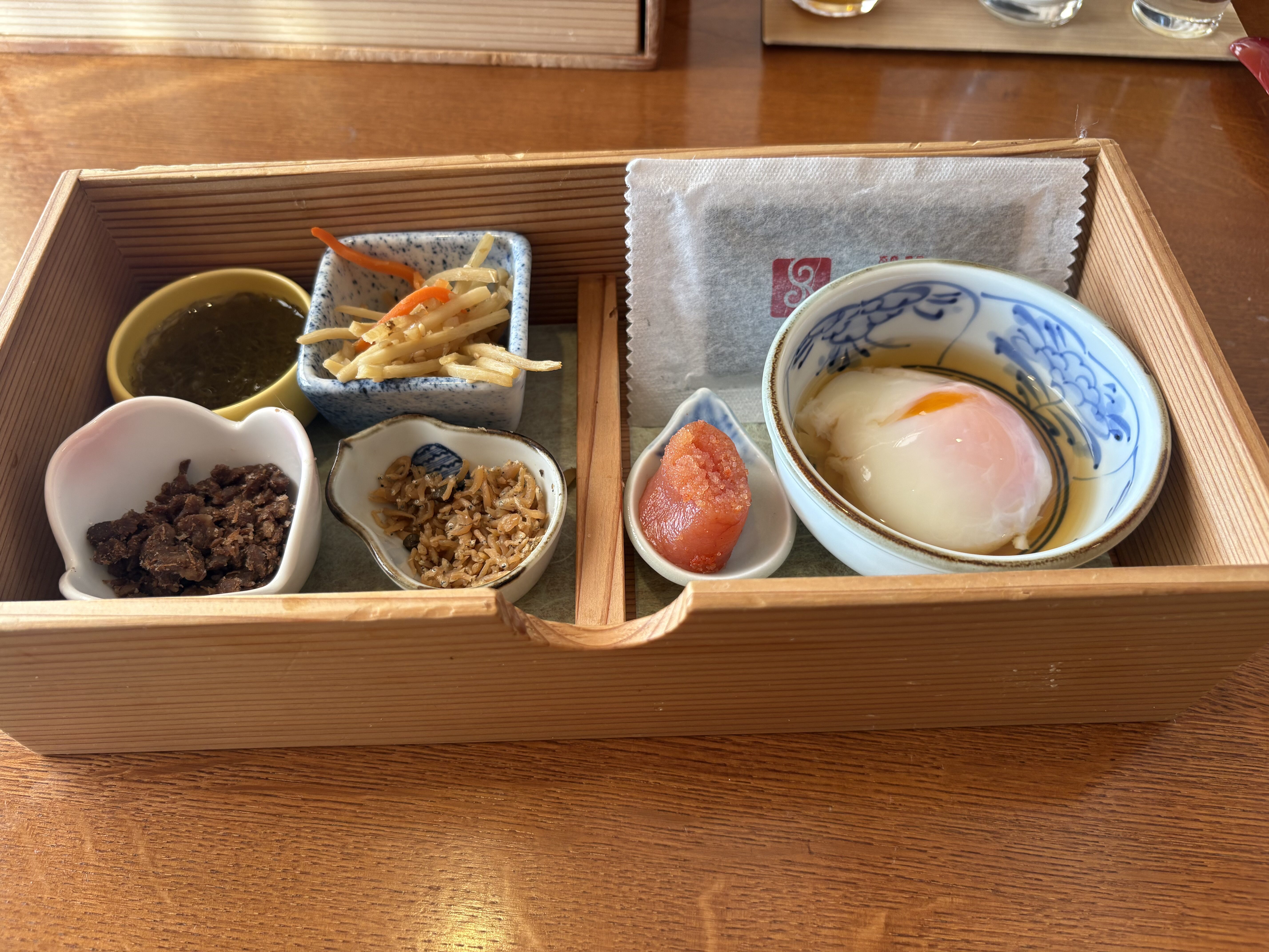 神和苑の朝食の小鉢と卵料理