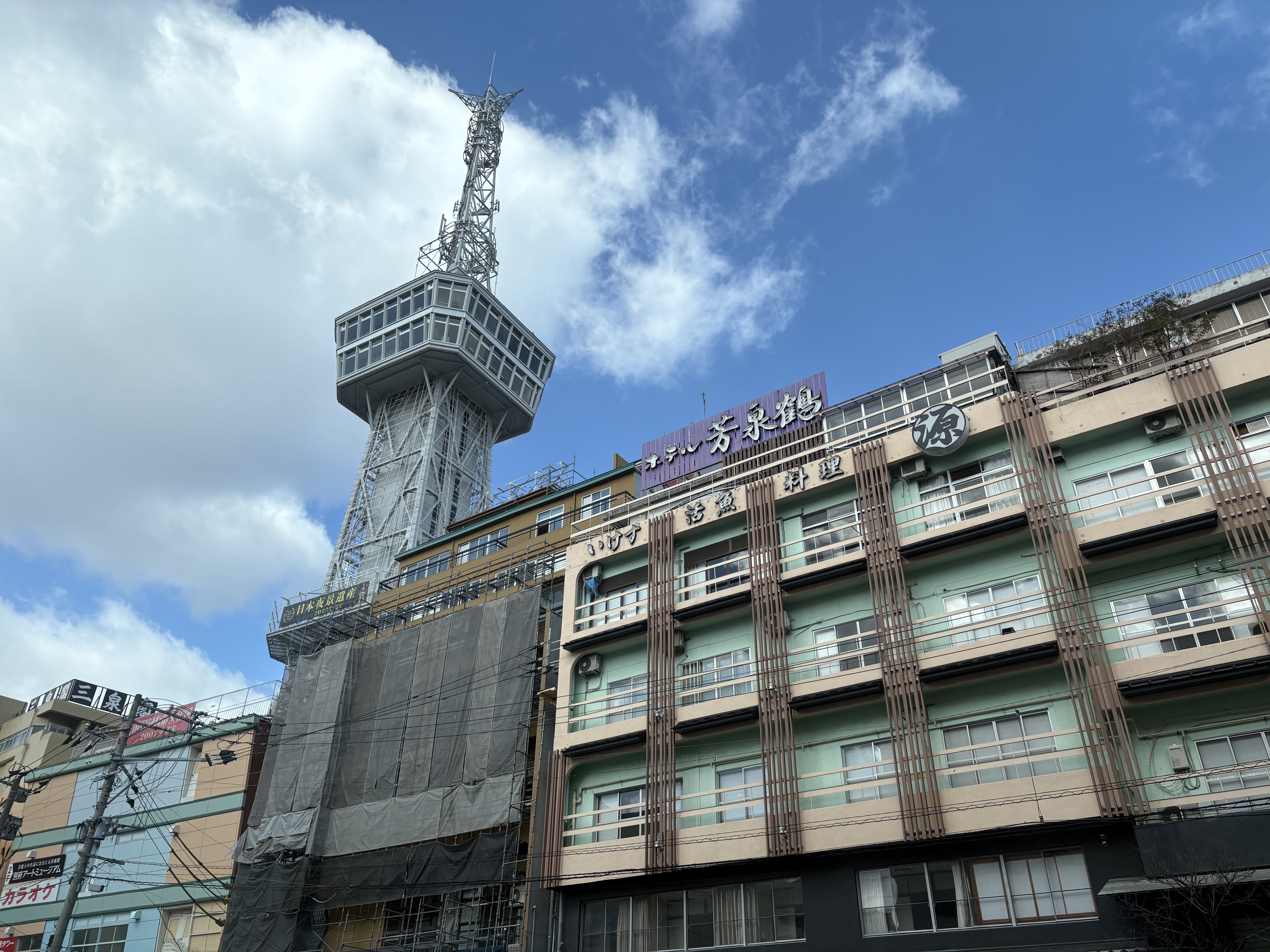 下から見上げた別府タワー