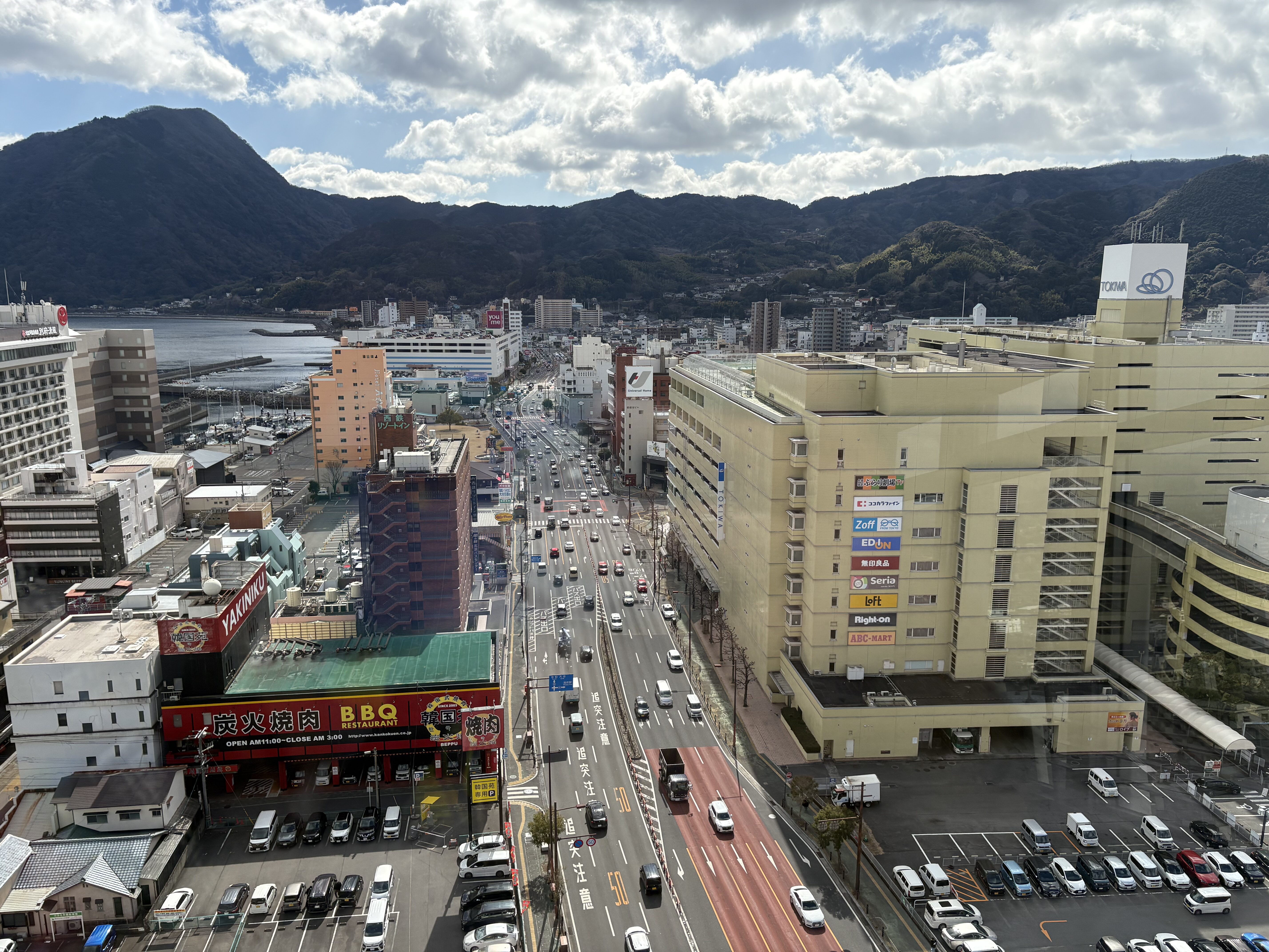 別府タワーの展望台から見た街並みと山