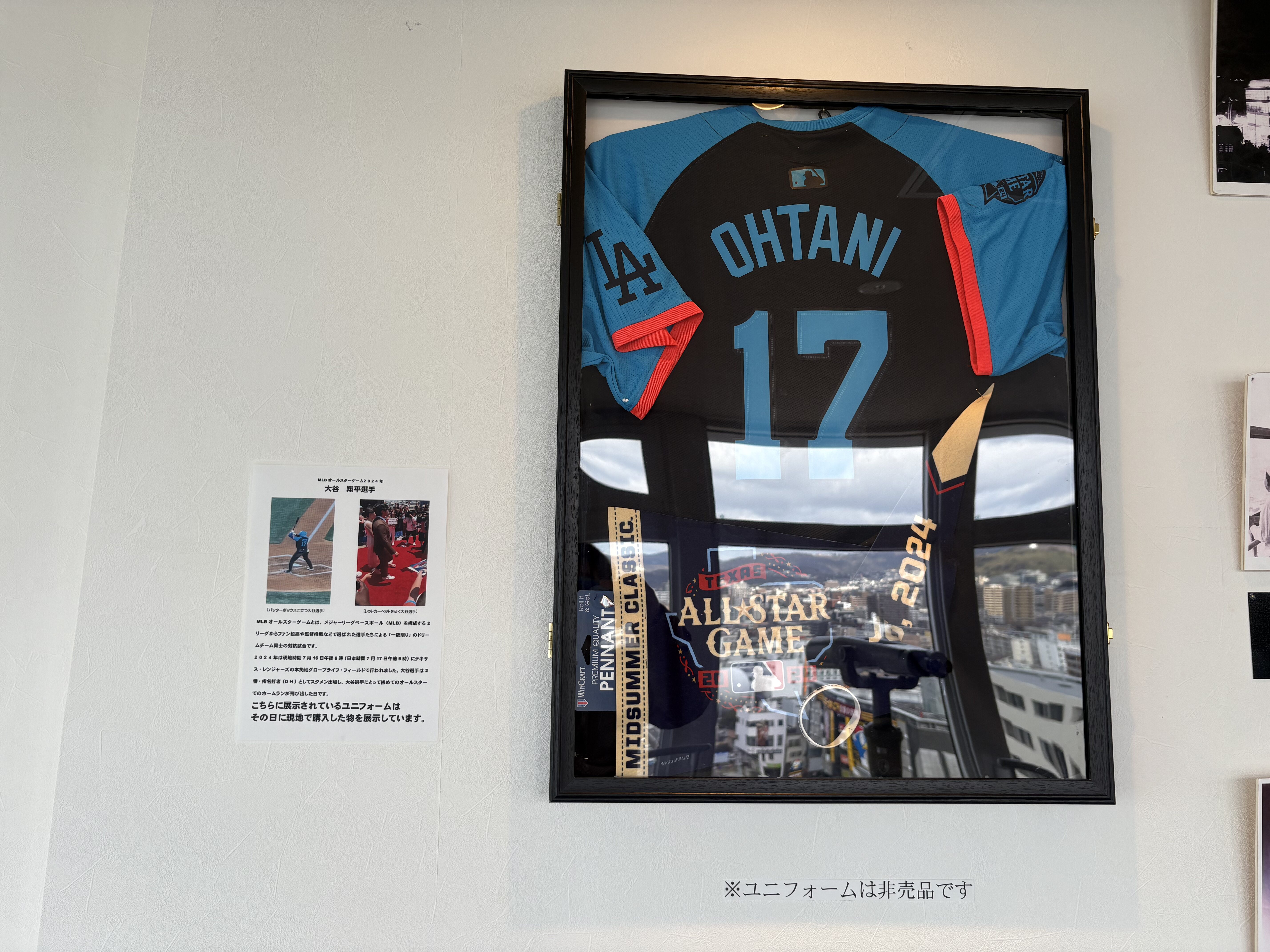 別府タワーに展示された大谷翔平選手のユニフォーム