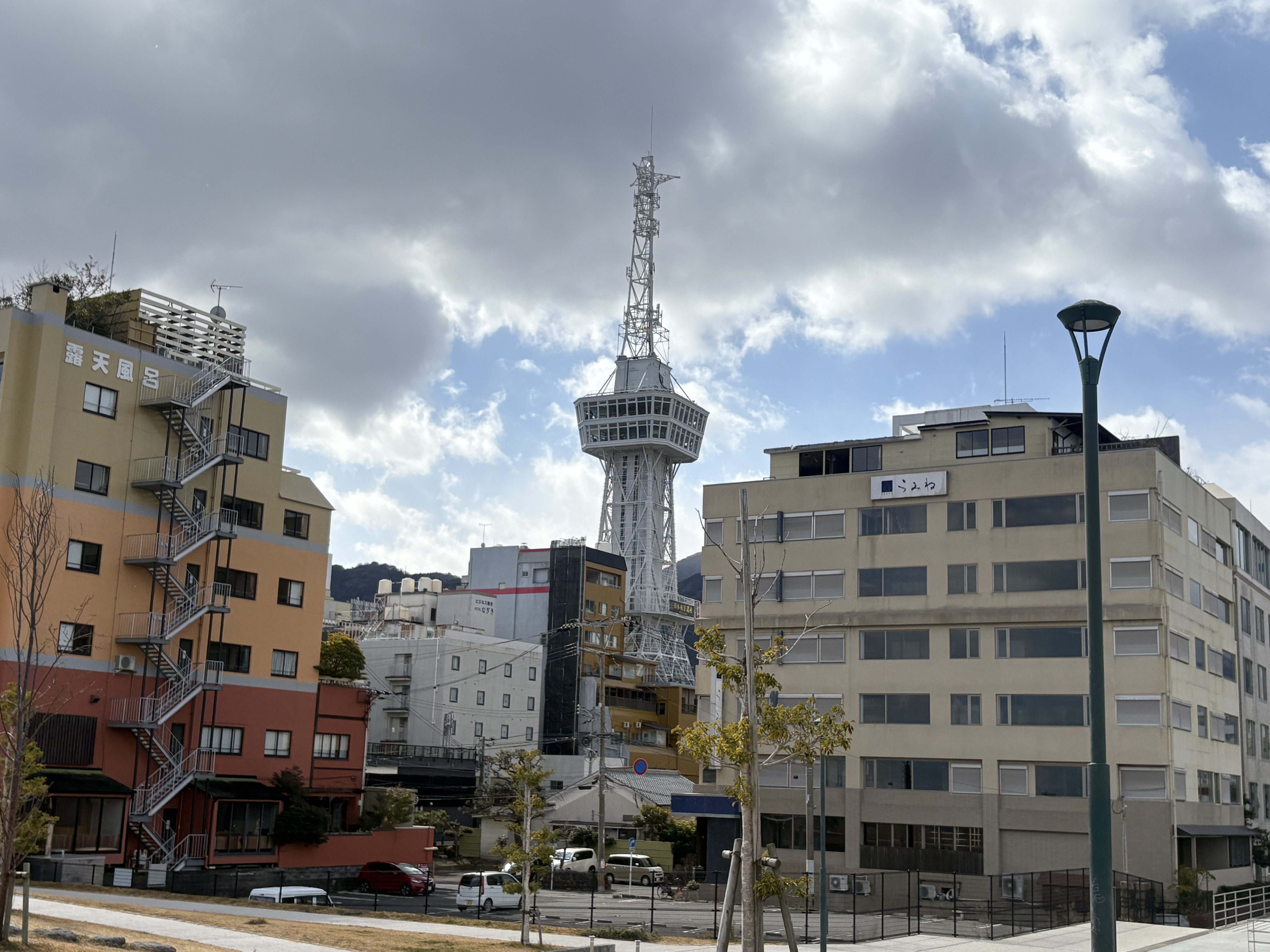 街の通りから見た別府タワー