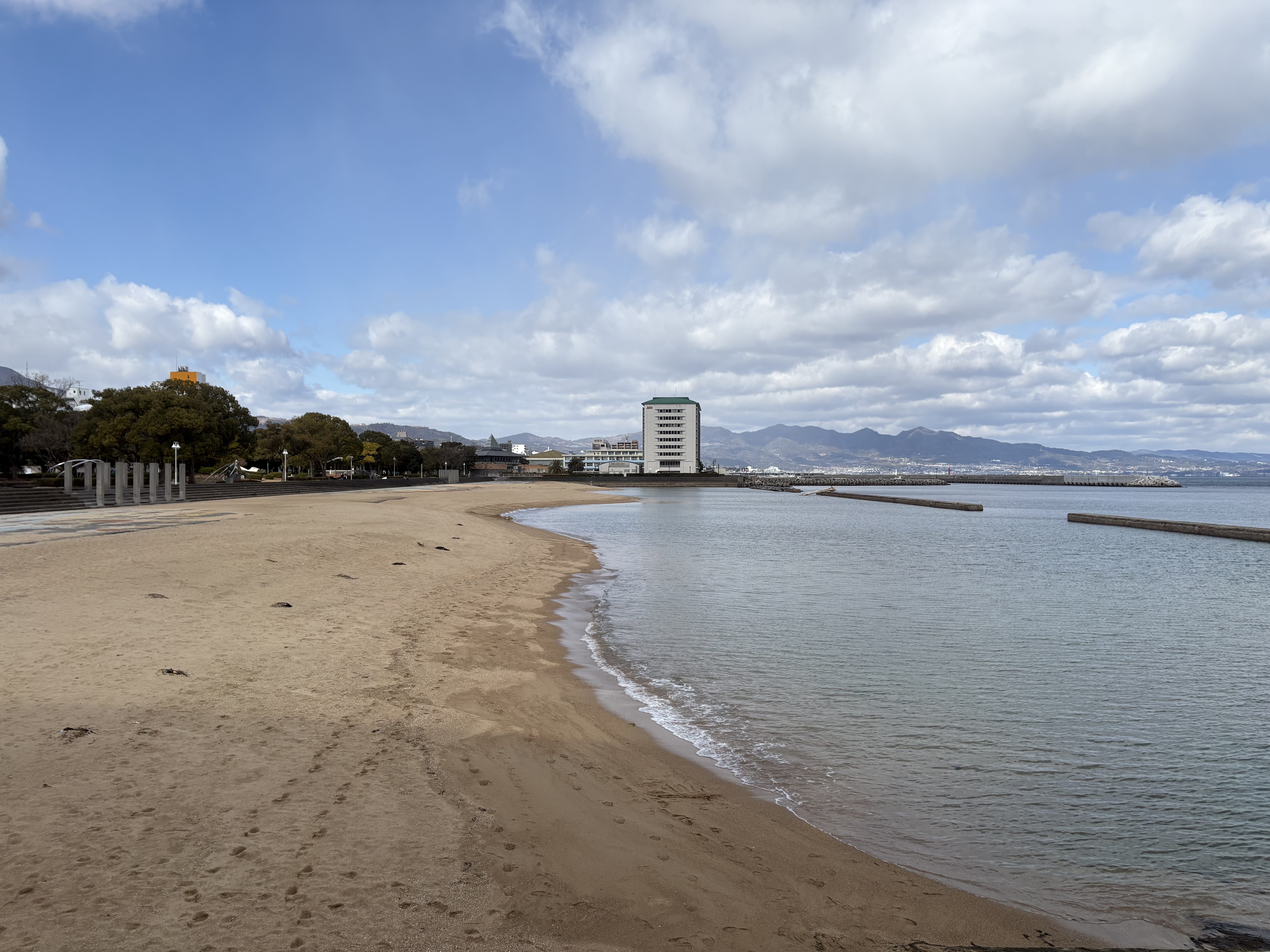 別府の砂浜と海辺の景色