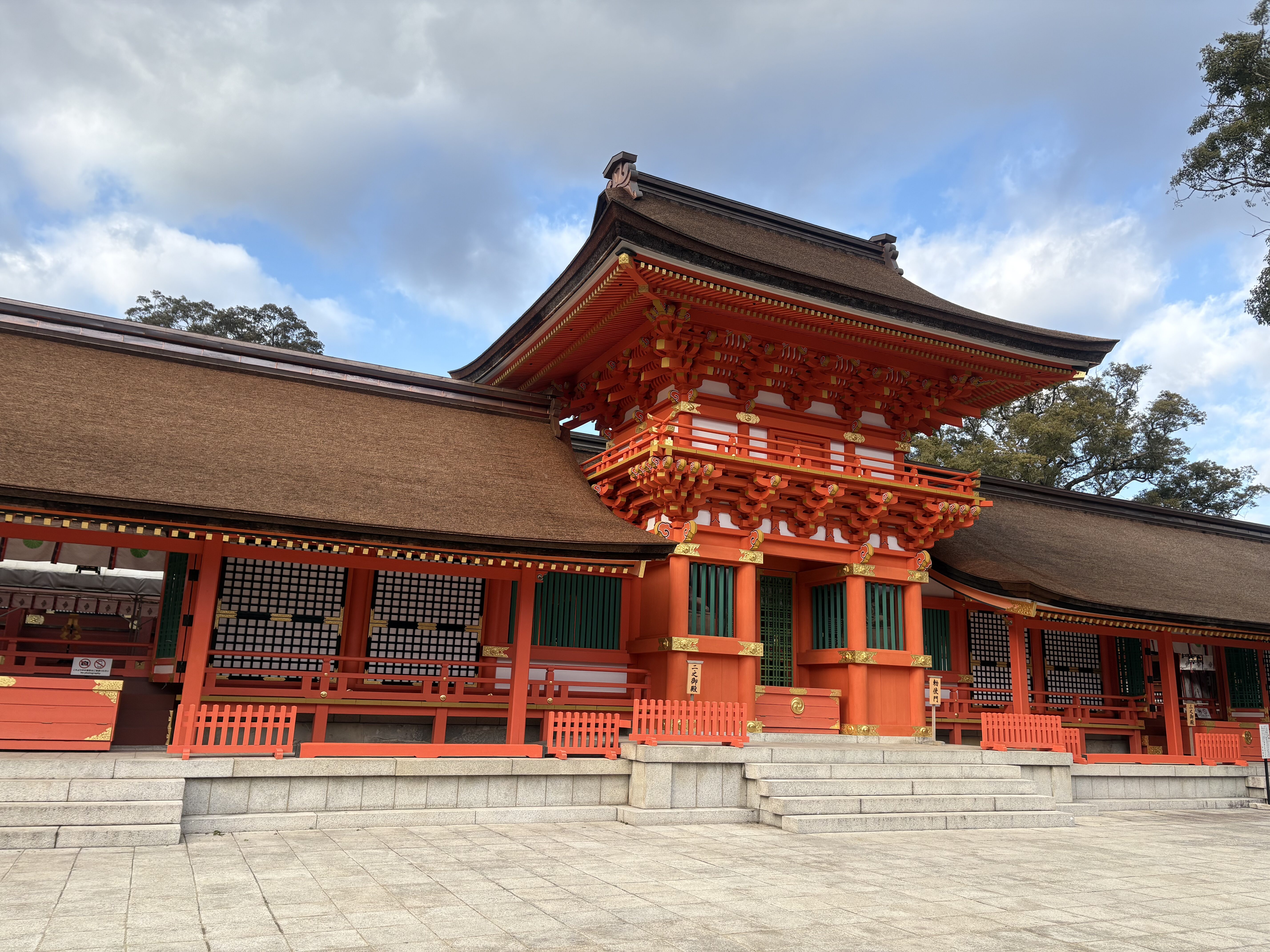 宇佐神宮の朱色の門と回廊