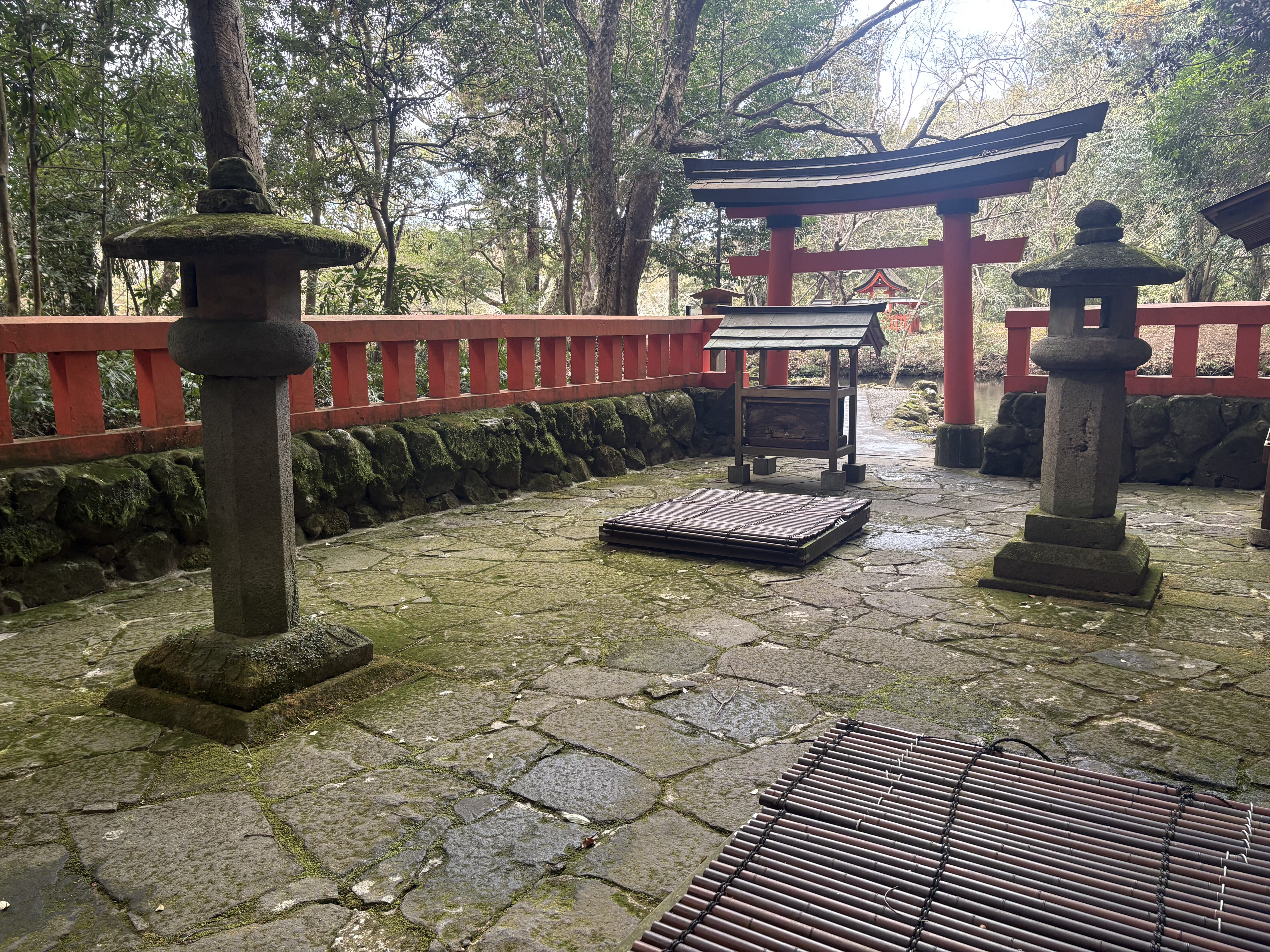 宇佐神宮の境内の石畳と鳥居