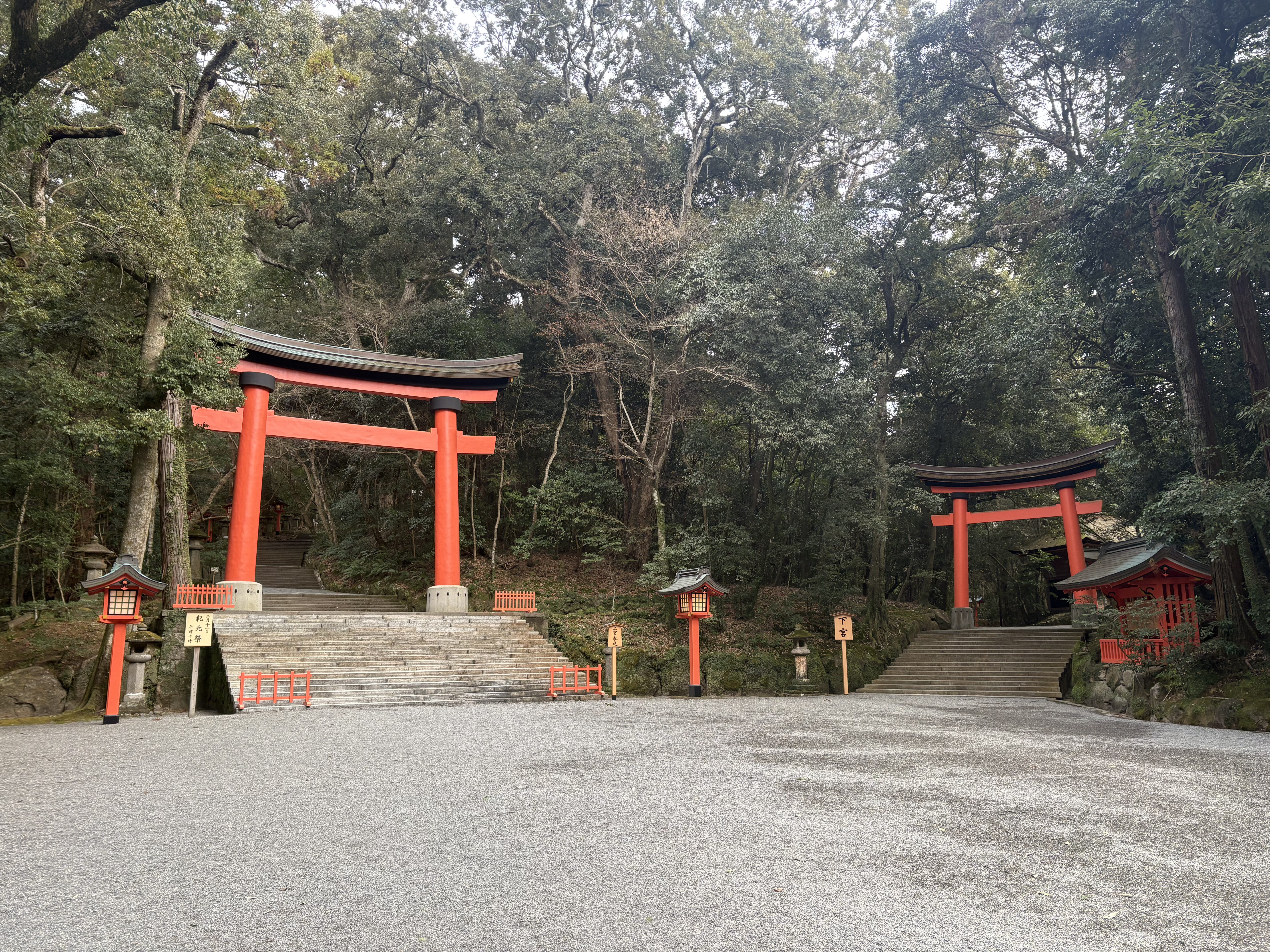 宇佐神宮の鳥居と木々に囲まれた参道