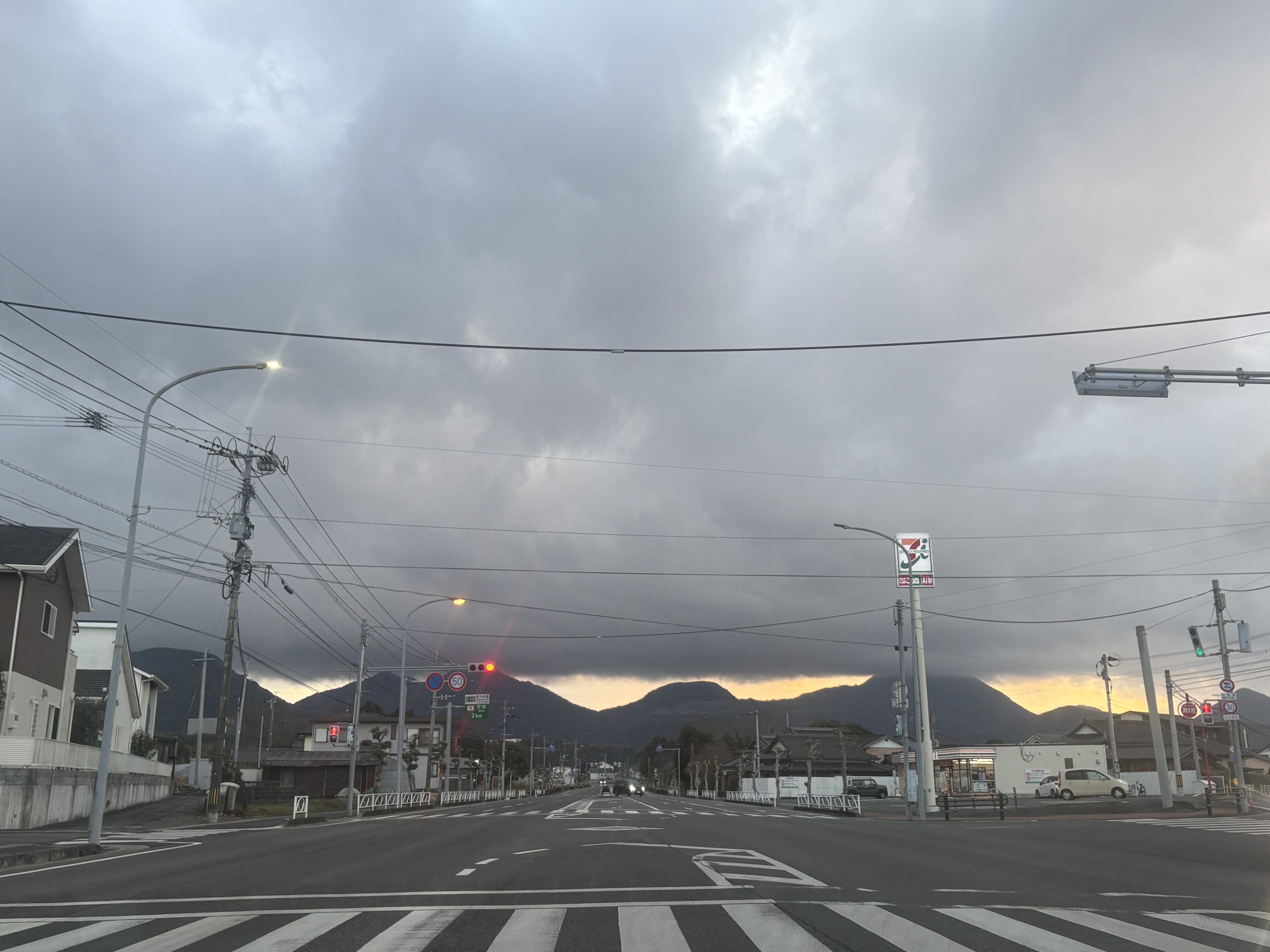 宇佐神宮を出発した後の道と曇り空