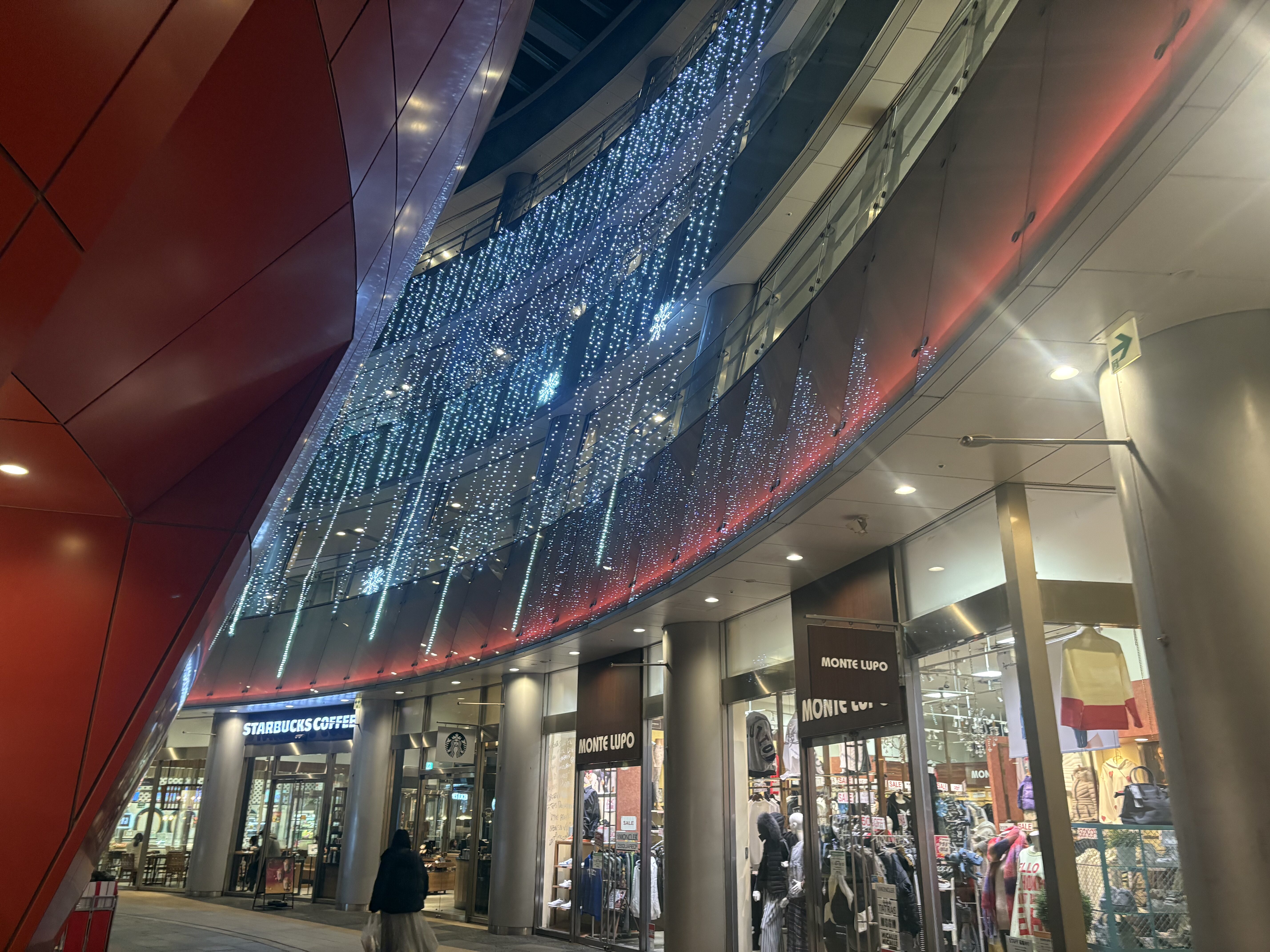 リバーウォーク北九州の明かりがついた通路