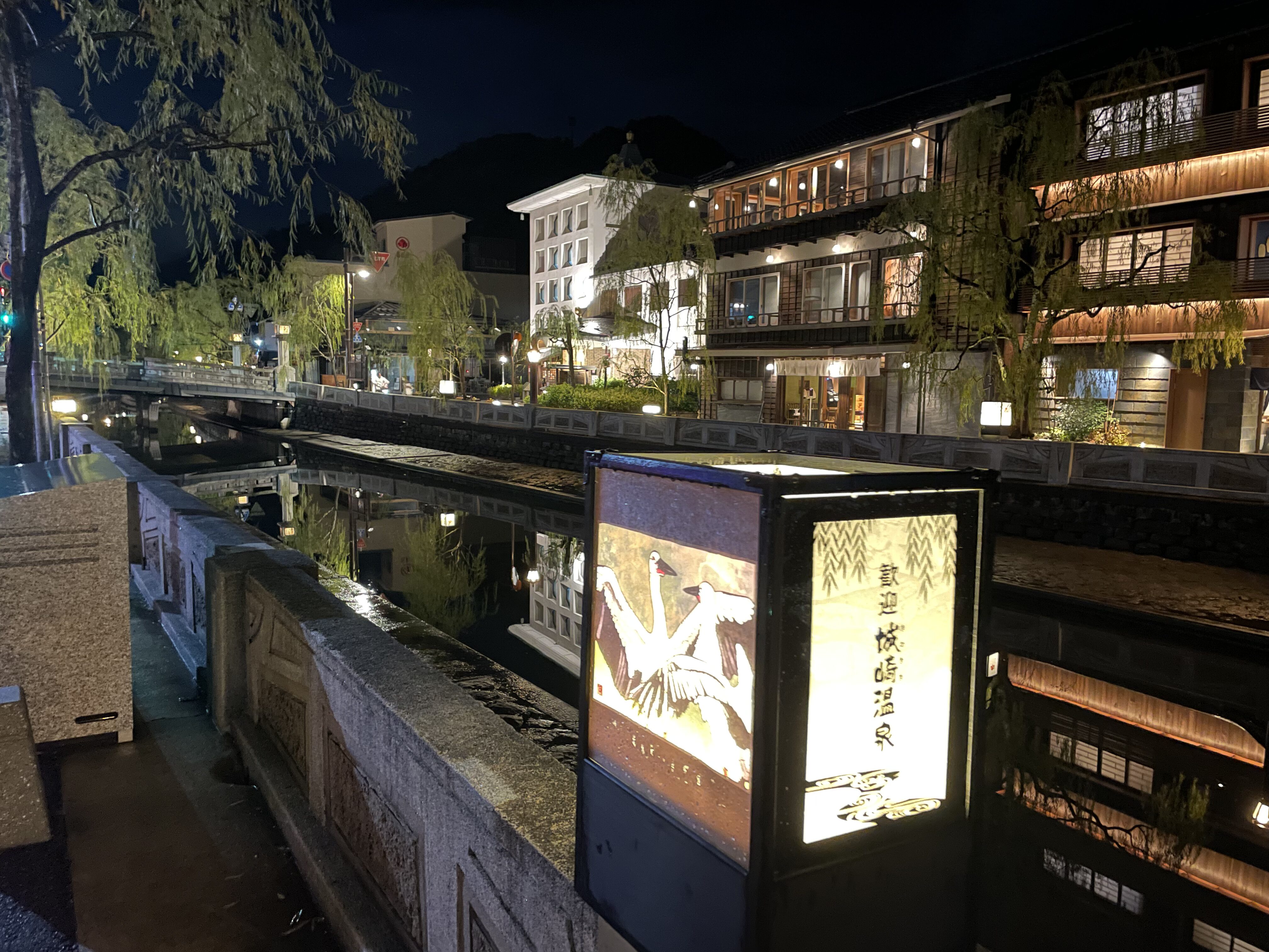 城崎温泉の灯籠と水面に映る川沿いの建物