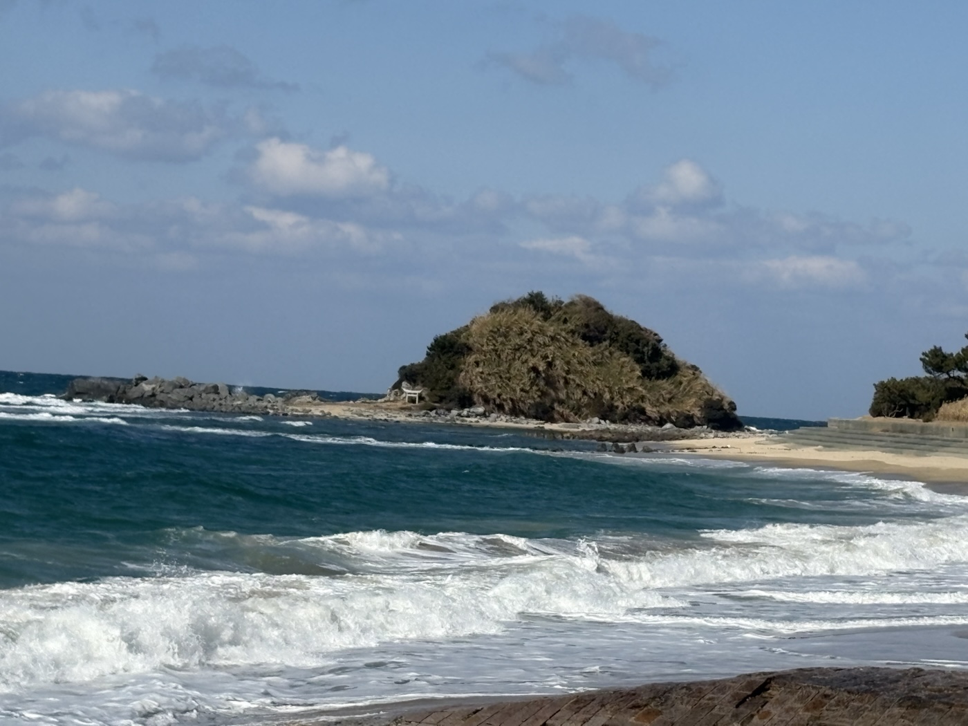 志賀島の海岸から見える岩場の白い鳥居
