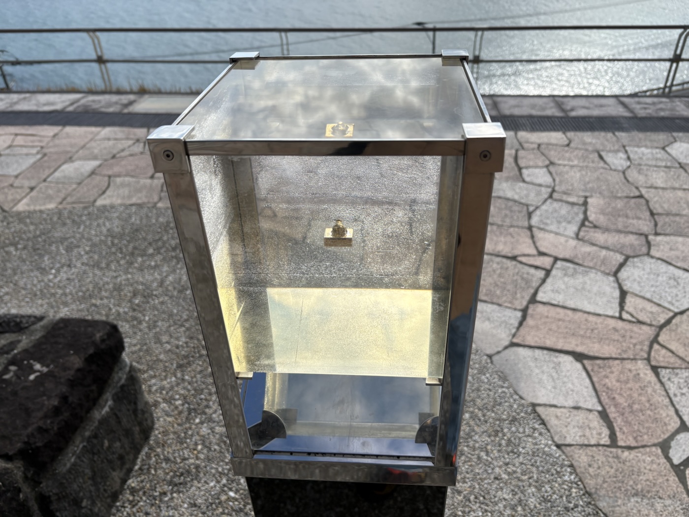 金印公園の透明なケースに収められた金印をかたどった展示