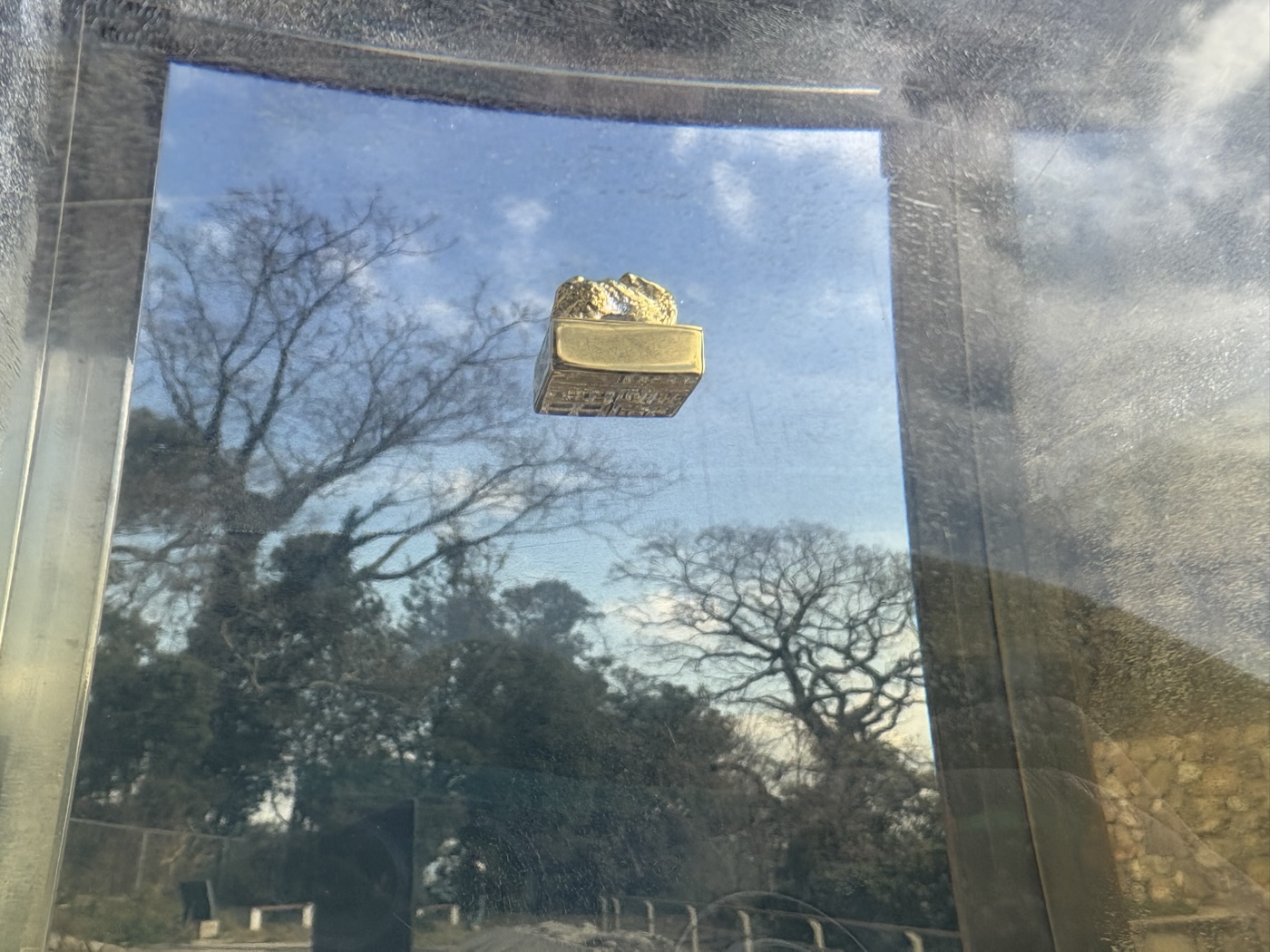 下から見た金印をかたどった展示物と印面