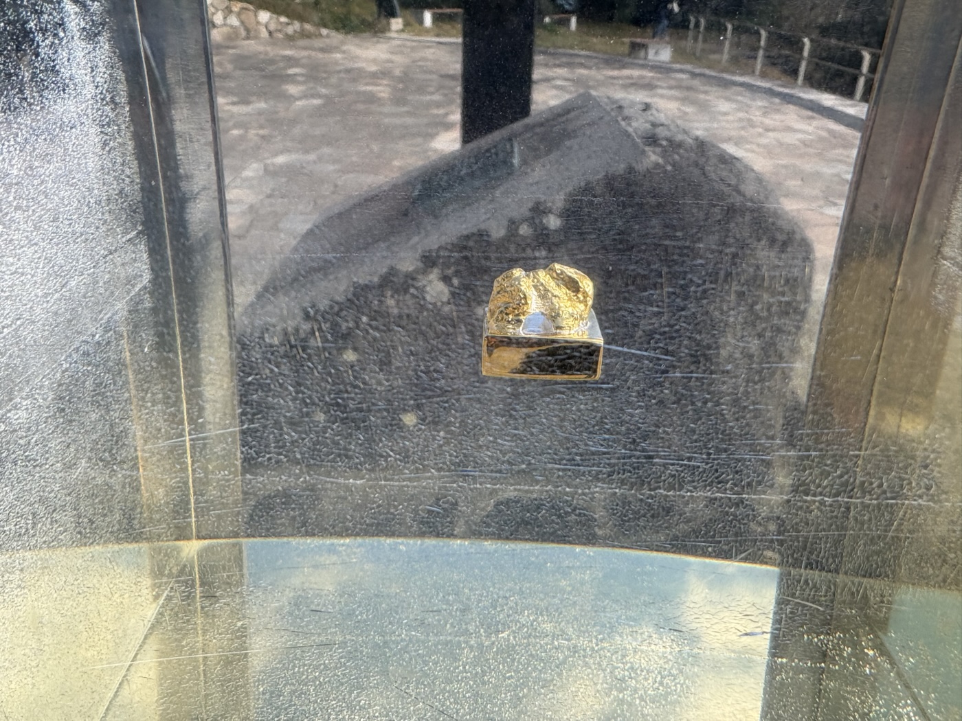 横から見た金印をかたどった展示物のつまみ