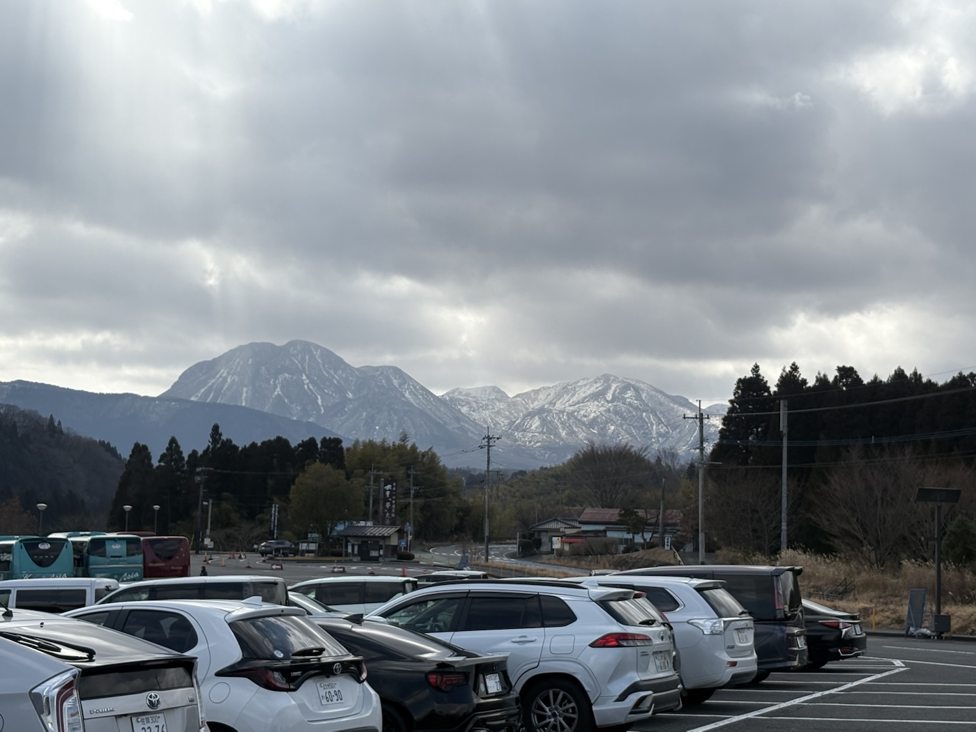 九重“夢”大吊橋の駐車場と雪をかぶった遠くの山並み