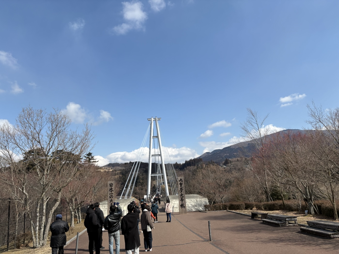 九重“夢”大吊橋へ向かう歩道と白い主塔
