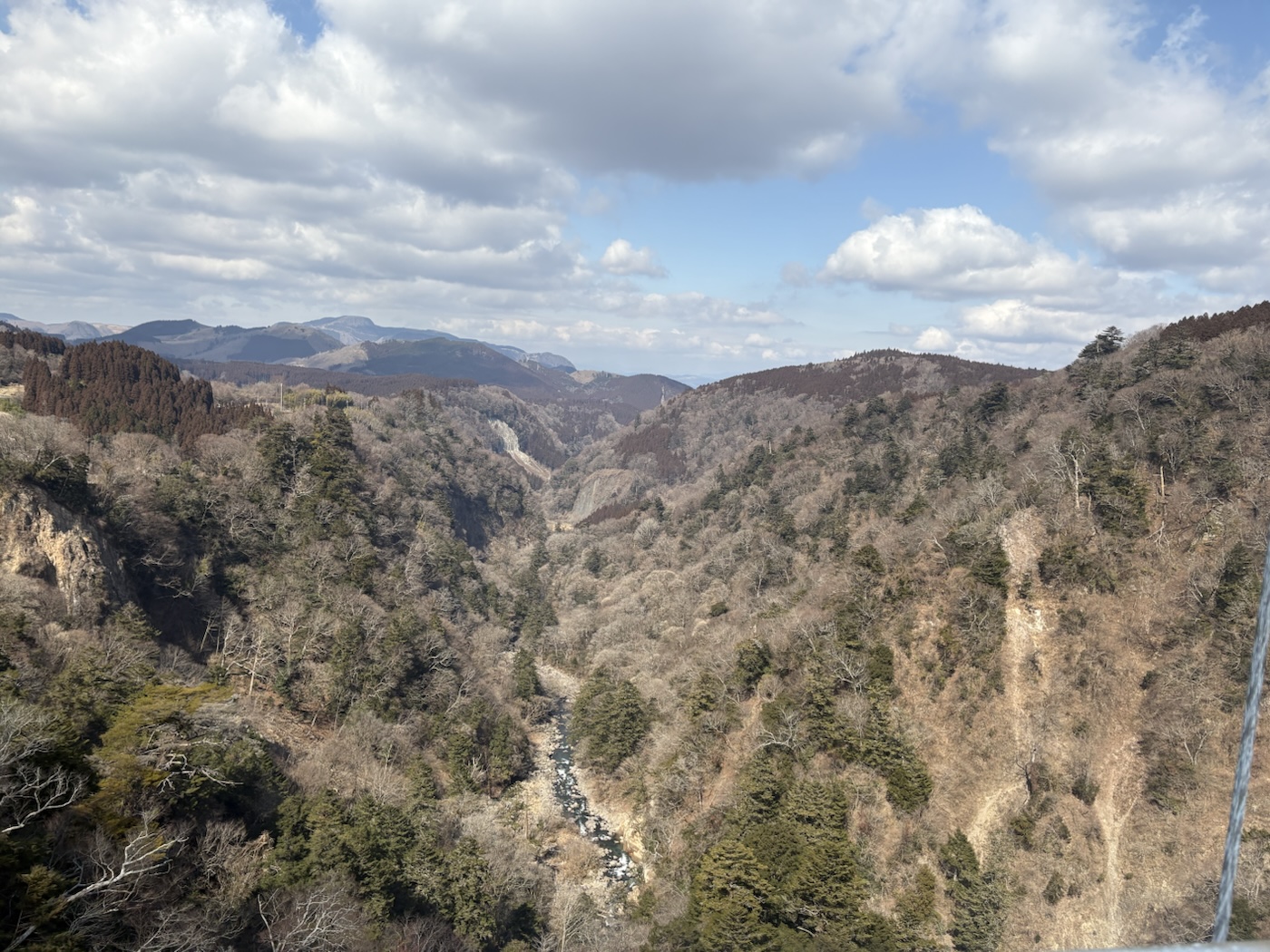 九重“夢”大吊橋から見下ろす渓谷と遠くの山並み