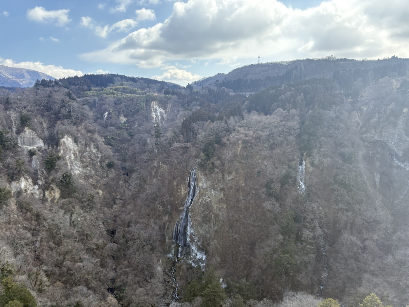 九重“夢”大吊橋から見える谷の斜面と凍った滝