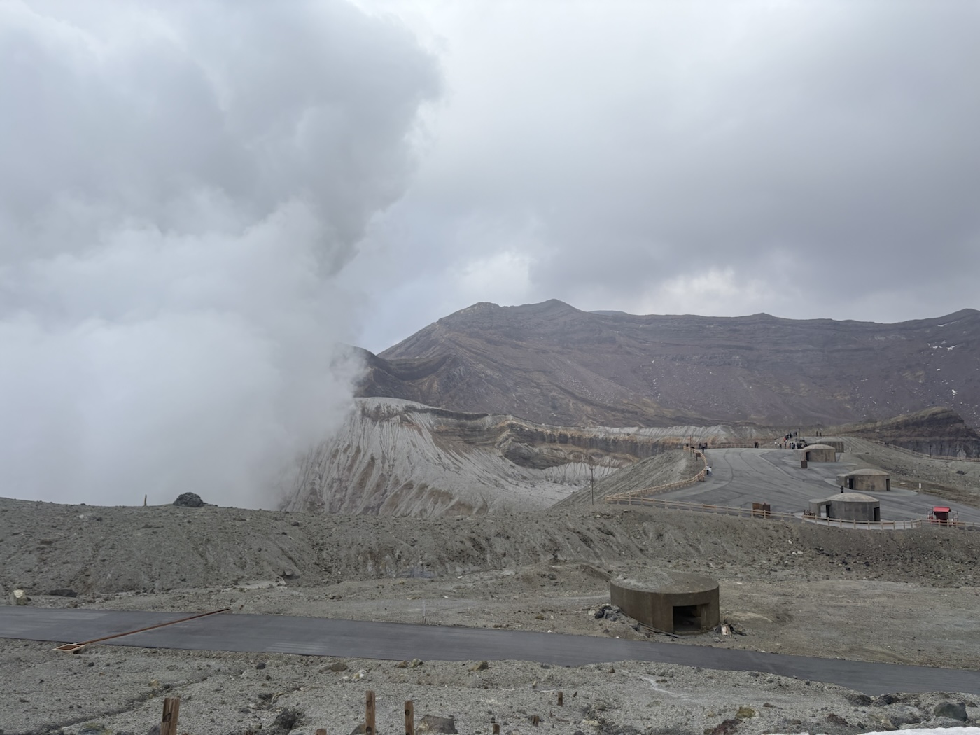 阿蘇中岳火口の岩肌と立ち上る白い噴気