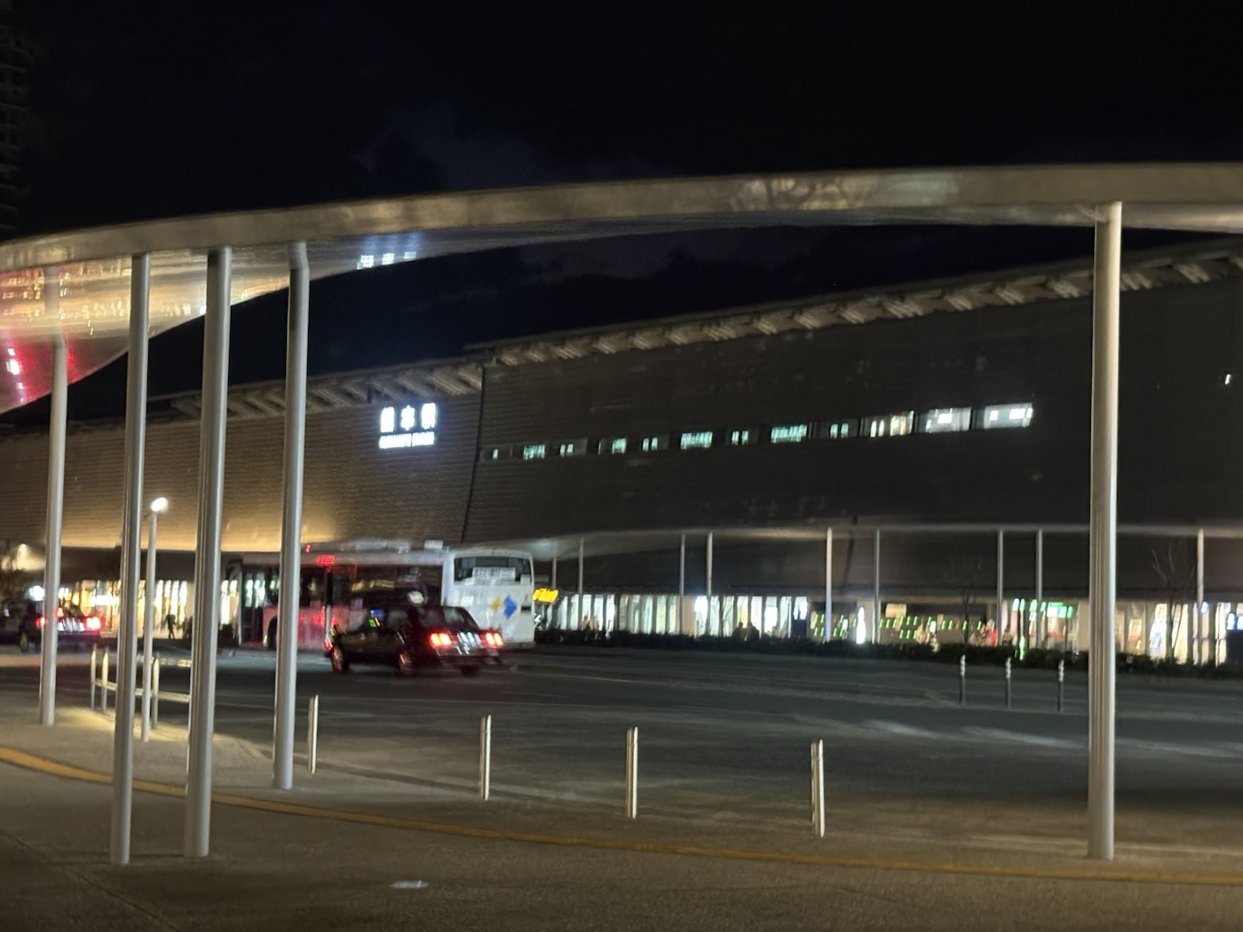 夜の熊本駅と駅前を行き交う車