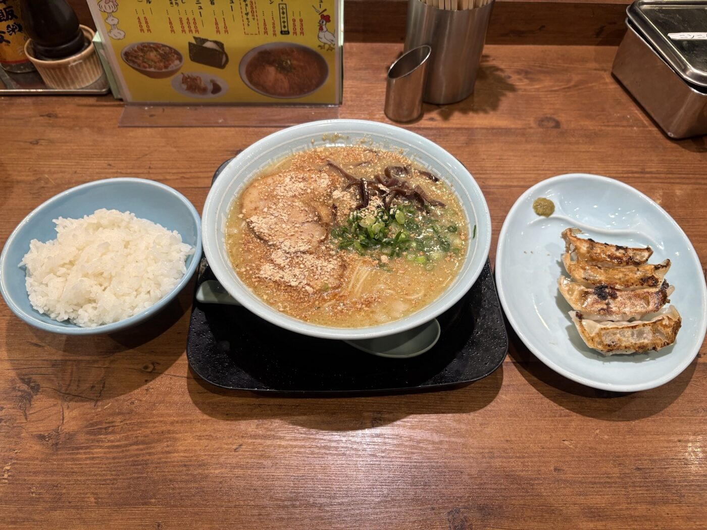 旅の途中で食べたラーメンとご飯、焼き餃子