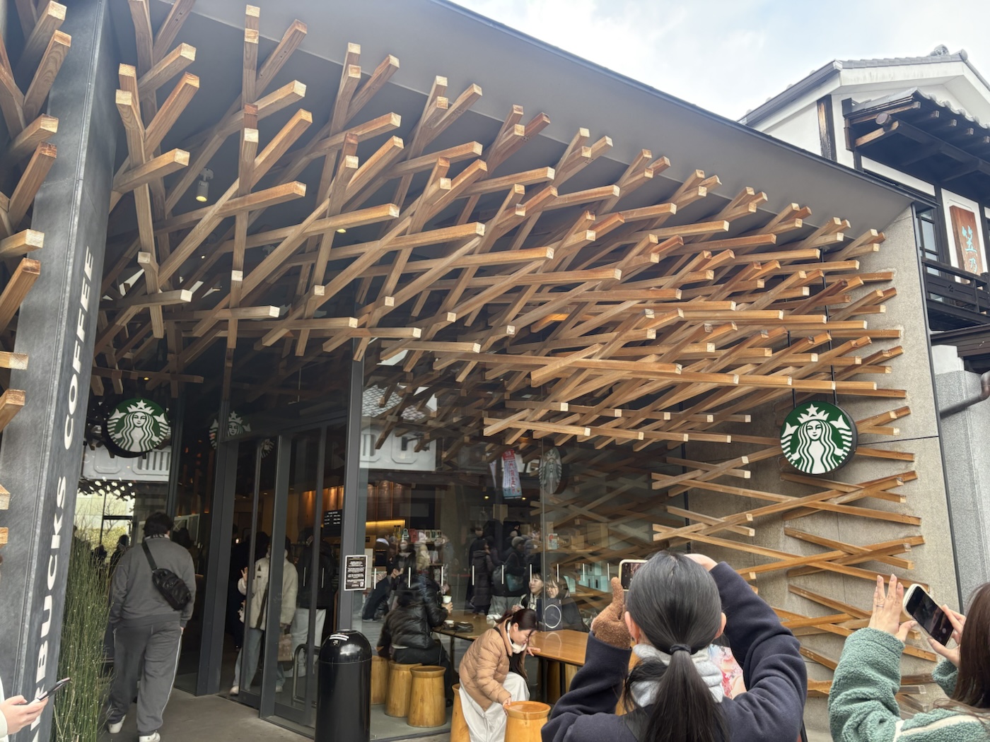 太宰府天満宮表参道店の木組みが広がるスターバックス外観