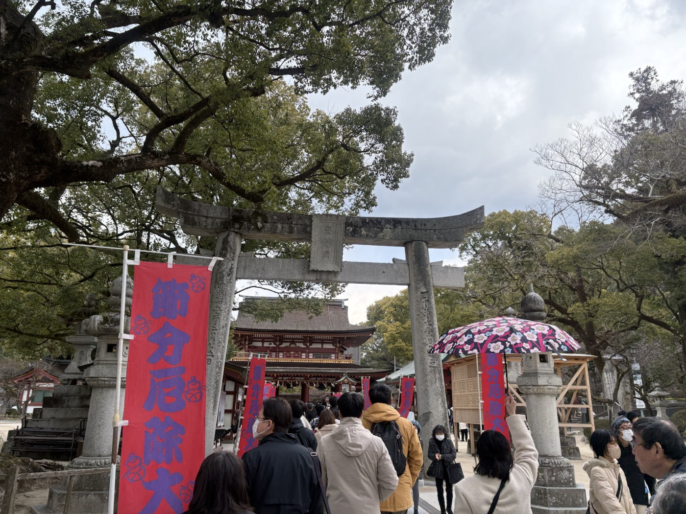 太宰府天満宮の石鳥居と奥に見える朱色の門